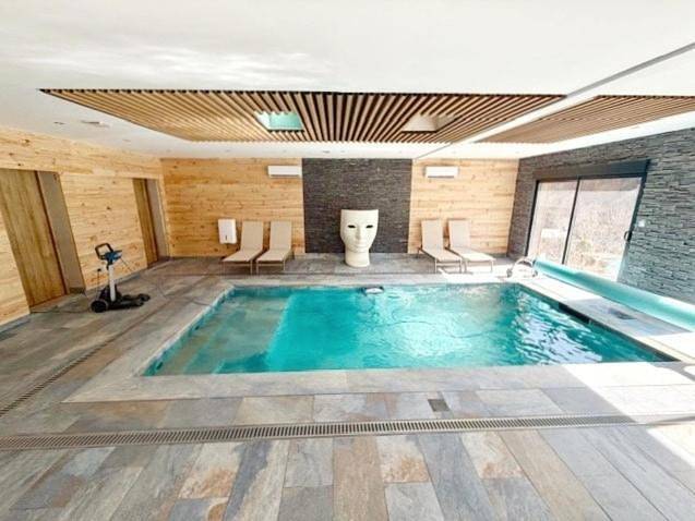 Gîte pour 12 personnes, avec vue ainsi que piscine et balcon, adapté aux familles dans Fontpédrouse