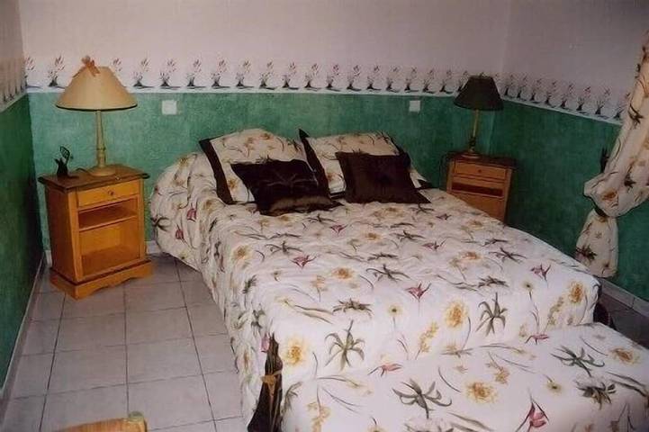 Gîte pour 5 personnes, avec jardin ainsi que piscine et jacuzzi à Eyguières - 2