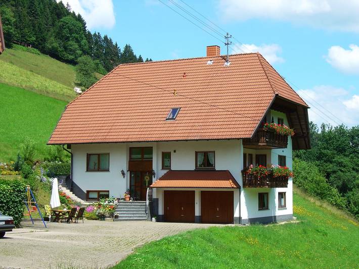 Ferienwohnung für 3 Personen, mit Balkon und Terrasse sowie Garten und Ausblick in Hofstetten