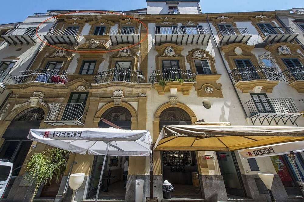 Apartamento entero, Palazzo Cammarata (edificio de finales del siglo XVIII) Apartamento de tres habitaciones con gran salón. in Castellammare (Palermo), Palermo