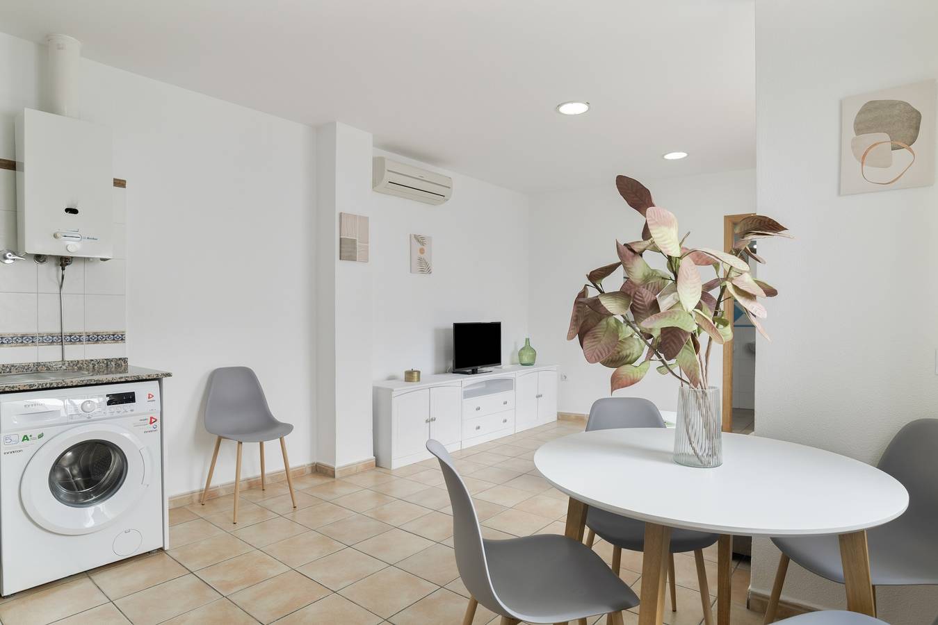 Apartamento entero, Apartamento Pérez Zara 4 cerca del mar con terraza y Wi-Fi in Conil de la Frontera, Costa de la Luz