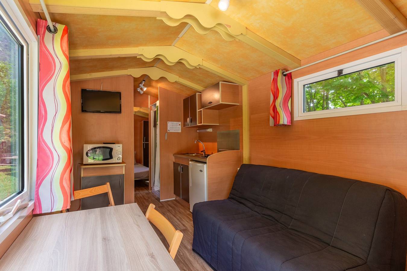 “La Roulotte 1” with Mountain View, Private Terrace and Wi-Fi in Touët-sur-Var, Nice region