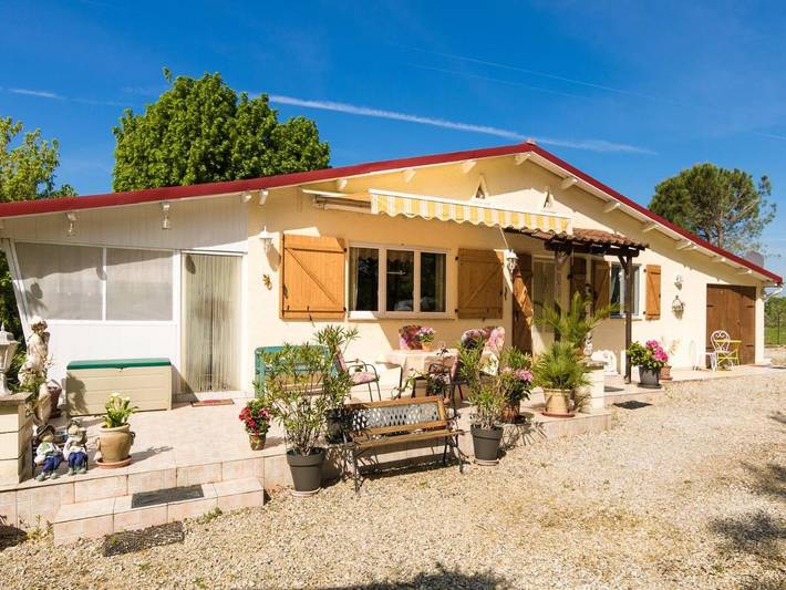 Location de vacances pour 7 personnes, avec piscine et jardin à Nadaillac-de-Rouge