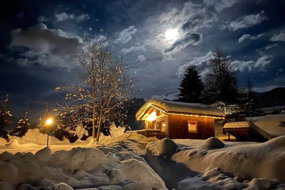 Relaxation in Mountain Chalet, large garden, pond, private fenced dog area in Pieve di Cadore, Dolomites de l'Est