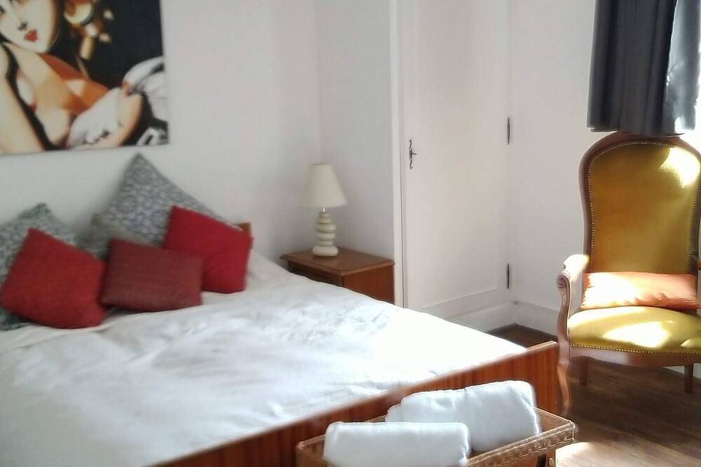 Marguerite Room - 50s decoration<br>, Continental breakfast included in Périgueux, Périgord Blanc