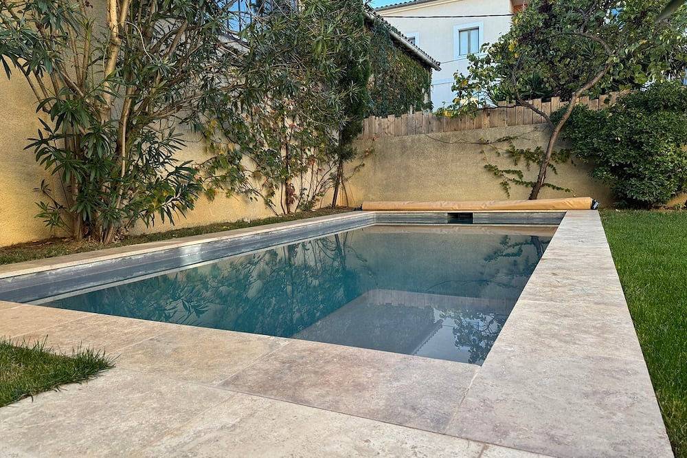 Le Clos de Posquières, wine-grower's house, pool in Vauvert, Nimes region