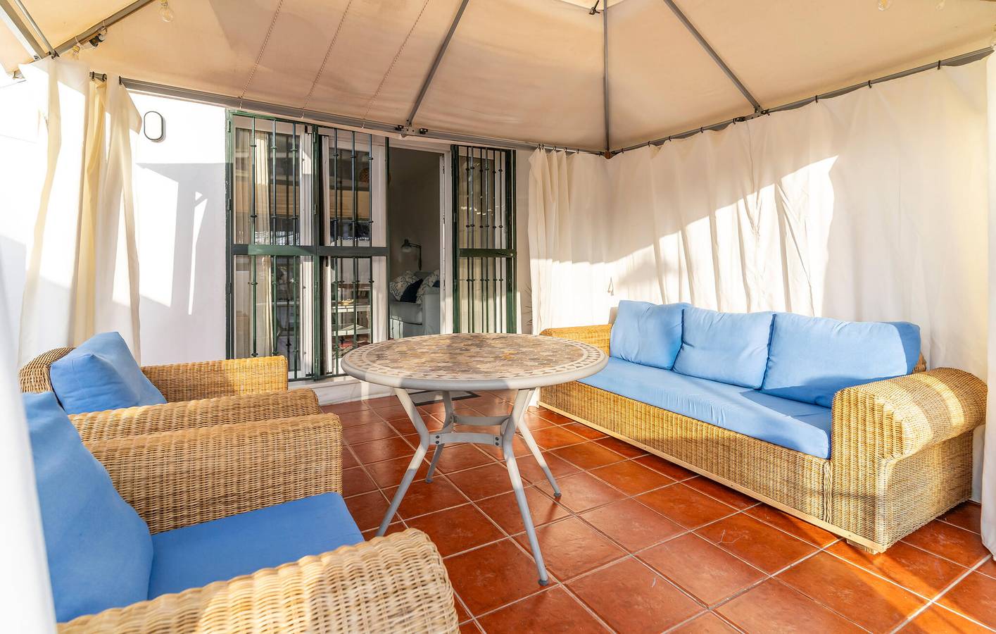 Soleado Apartamento con Piscina y Terraza Cerca de Playa Caleta in Urbanización Villa del Mar, Vélez-Málaga