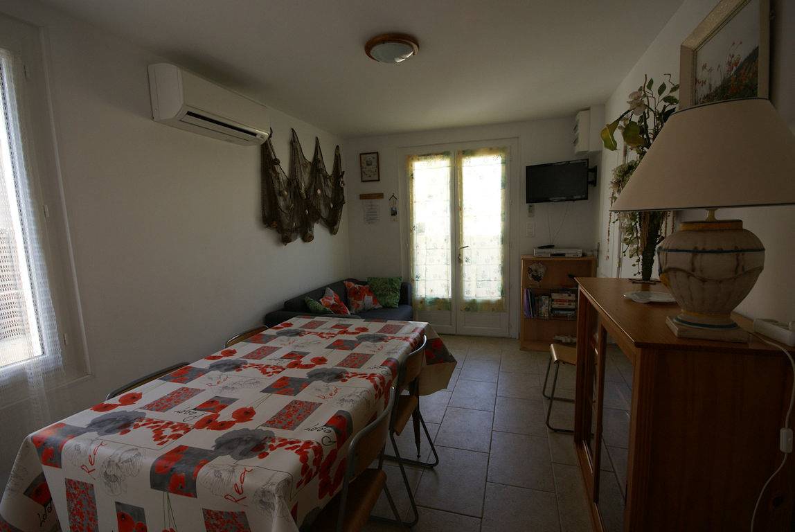 Appartement entier, Appartement "L'Hippocampe" dans chalet, climatisé, Wifi in Plage des Chalets, Gruissan