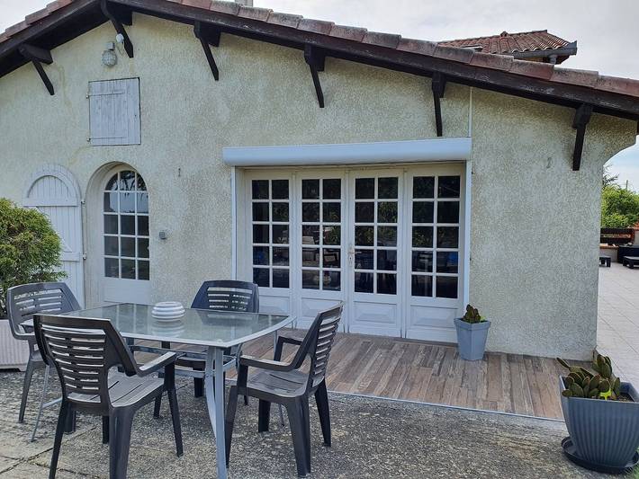 Gîte pour 6 personnes, avec jardin ainsi que piscine et terrasse