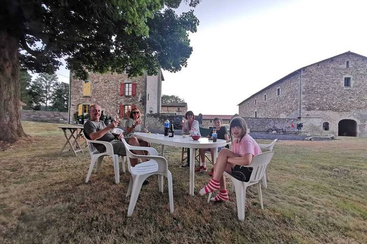 Location de vacances pour 6 personnes, avec jardin et terrasse à Saint-Genès-la-Tourette