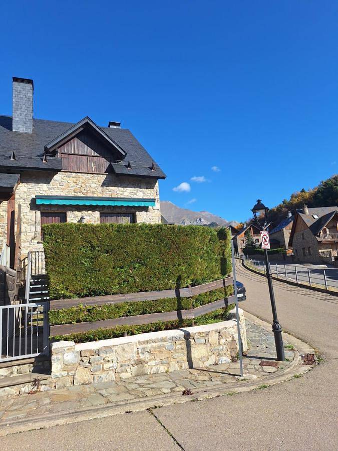 Casa de vacaciones para 9 personas, con Balcón y Terraza además de Jardín y Vistas al lago en Tramacastilla de Tena
