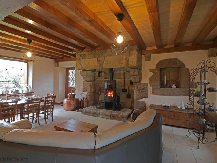 Casa auténtica junto a un estanque con mascotas permitidas, ropa de cama y limpieza incluidas in Ceaucé, Parc naturel régional Normandie-Maine