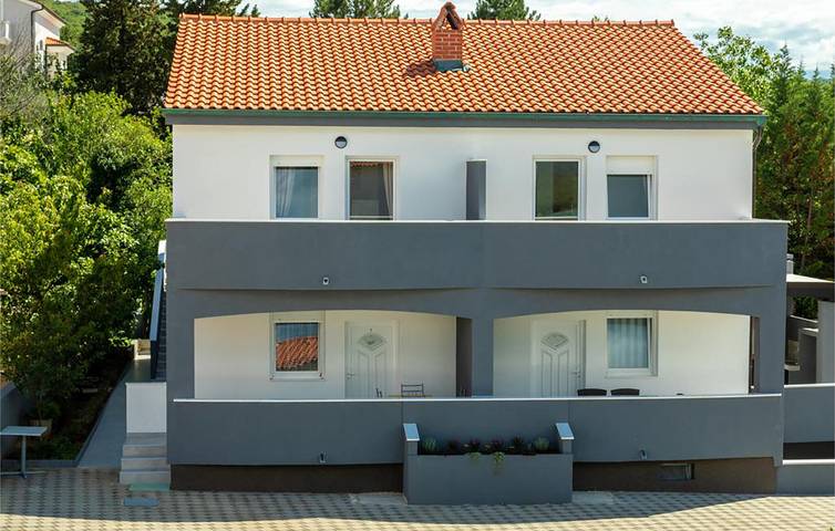 2 km von Dobrinj entfernt am Meer: Gemütliche 130 m² große Ferienwohnung mit Terrasse und Parkplatz in Soline, Krk