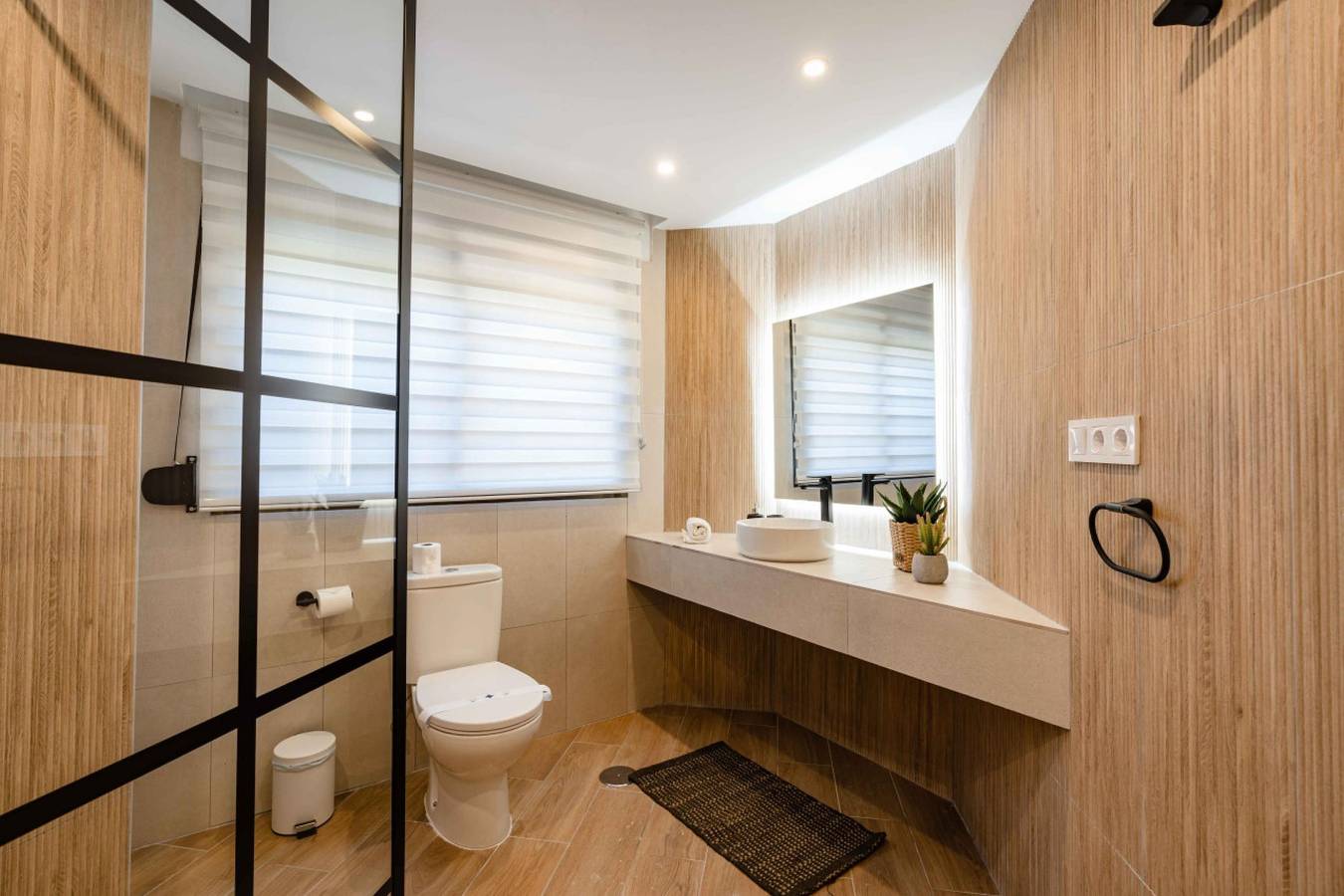 Entire apartment, Enjoy the private jacuzzi and the best Marbella beaches in Marbella East, Marbella