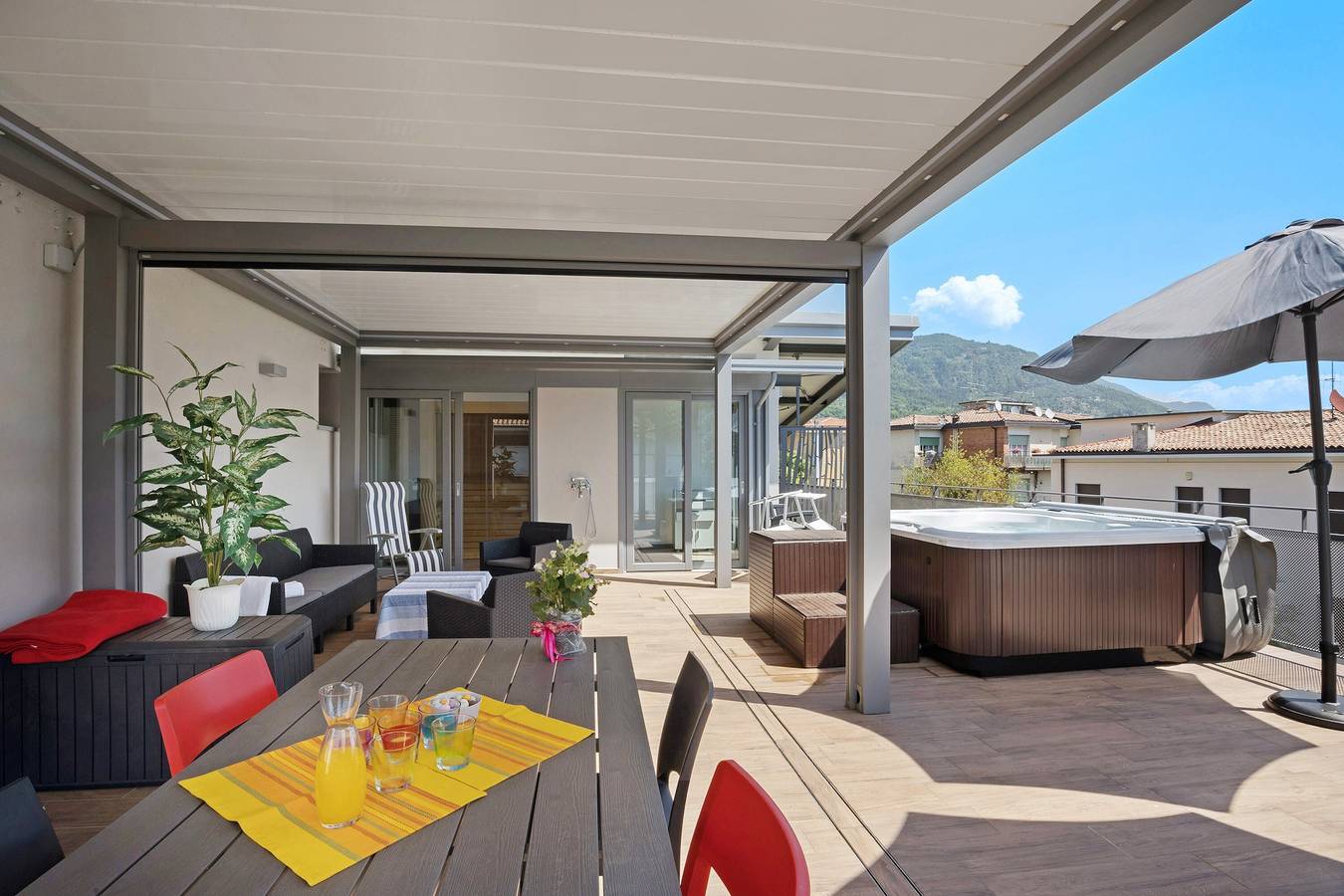 Appartamento intero, Appartamento "Villa Donne del Lago Vittoria" con vista lago e piscina condivisa in Salò, Prealpi Gardesane