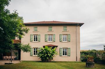 Gîte pour 19 personnes, avec jardin, adapté aux familles dans Bougé-Chambalud
