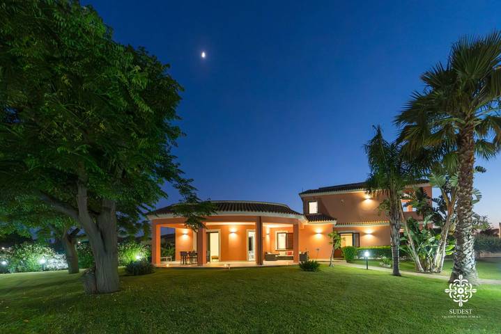 Casa vacanza per 8 persone, con giardino in Arenella