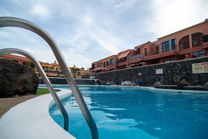 Entire apartment, Vacation Apartment 'Boreas Paradise Costa Del Silencio' with Shared Pool, Wi-Fi and Air Conditioning in Callao de la Cochina (Arona), Arona