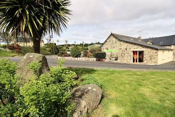 Gîte pour 4 personnes, avec jardin à Plouguenast