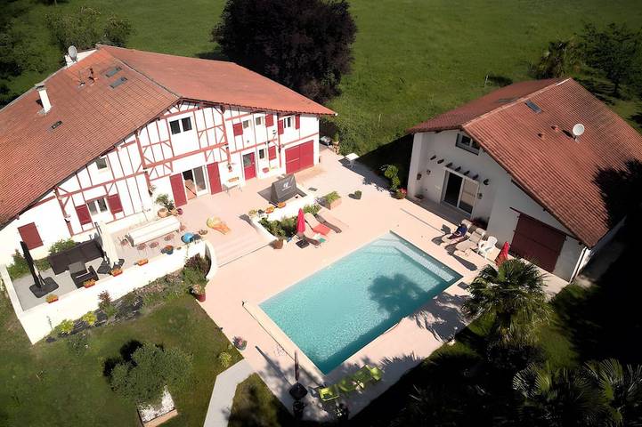 Location de vacances pour 8 personnes, avec jardin et piscine à Garrey