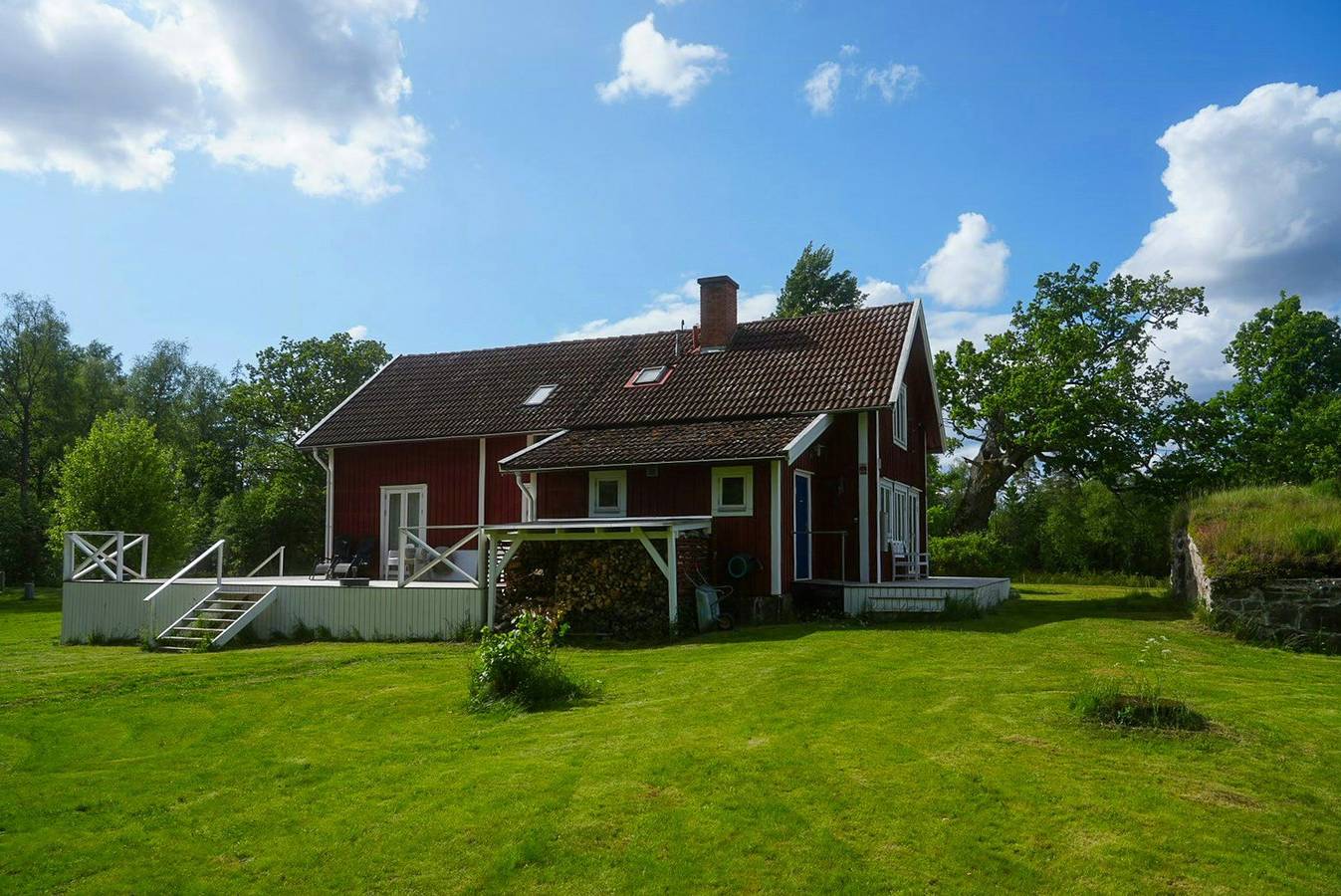 Bauernhof aus dem Jahr 1848 mit Nebengebäude in schwedischem Wald in Emmaboda und Umgebung