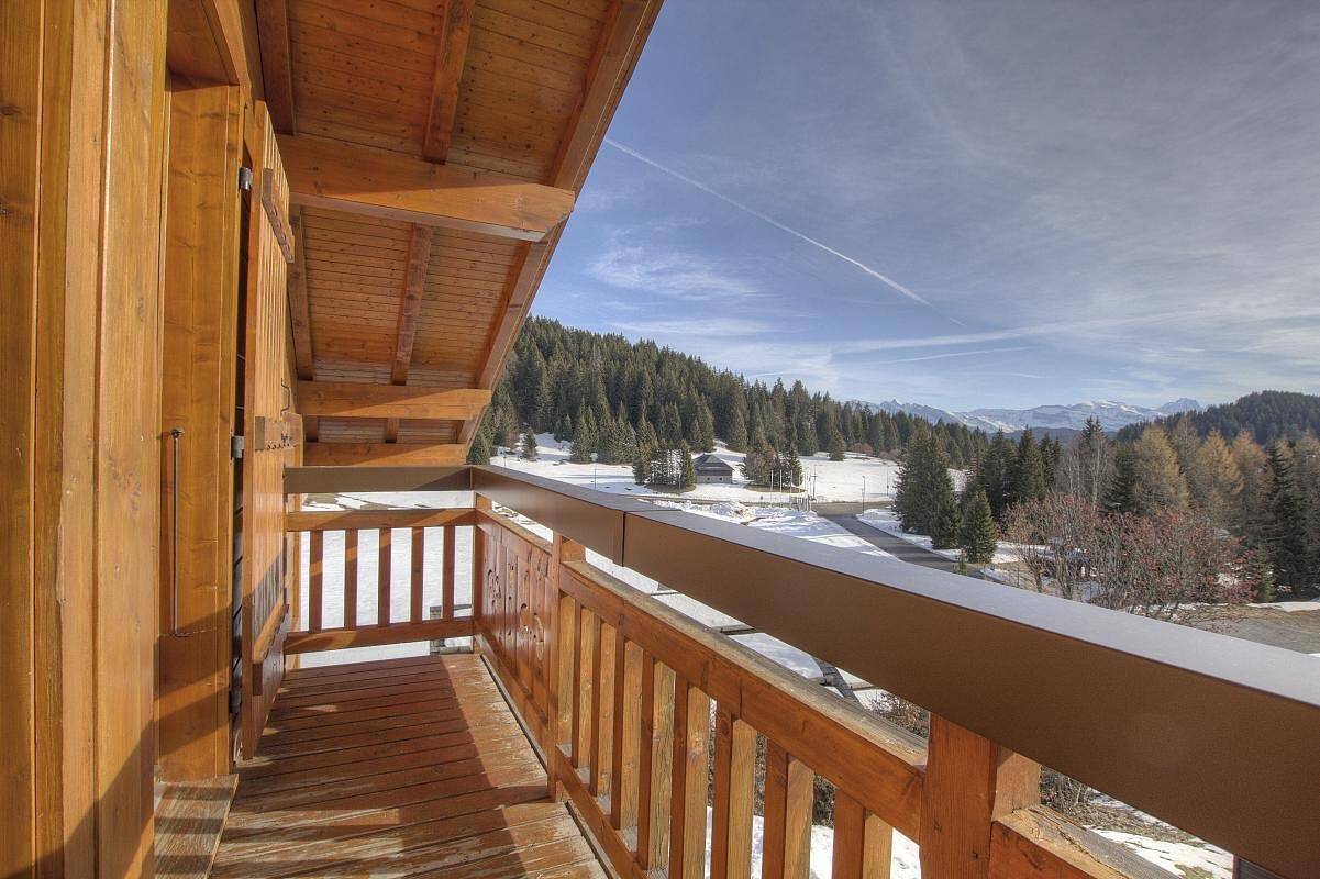 Chalet 'Makaau - Praz De Lys' with Mountain View, Private Terrace and Wi-Fi in Praz de Lys, Taninges