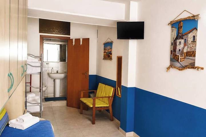 Entire apartment, Beautiful Santa Barbara. Exclusive loft, studio apartment 4 single beds. in Spiaggia Due Pini, Rodi