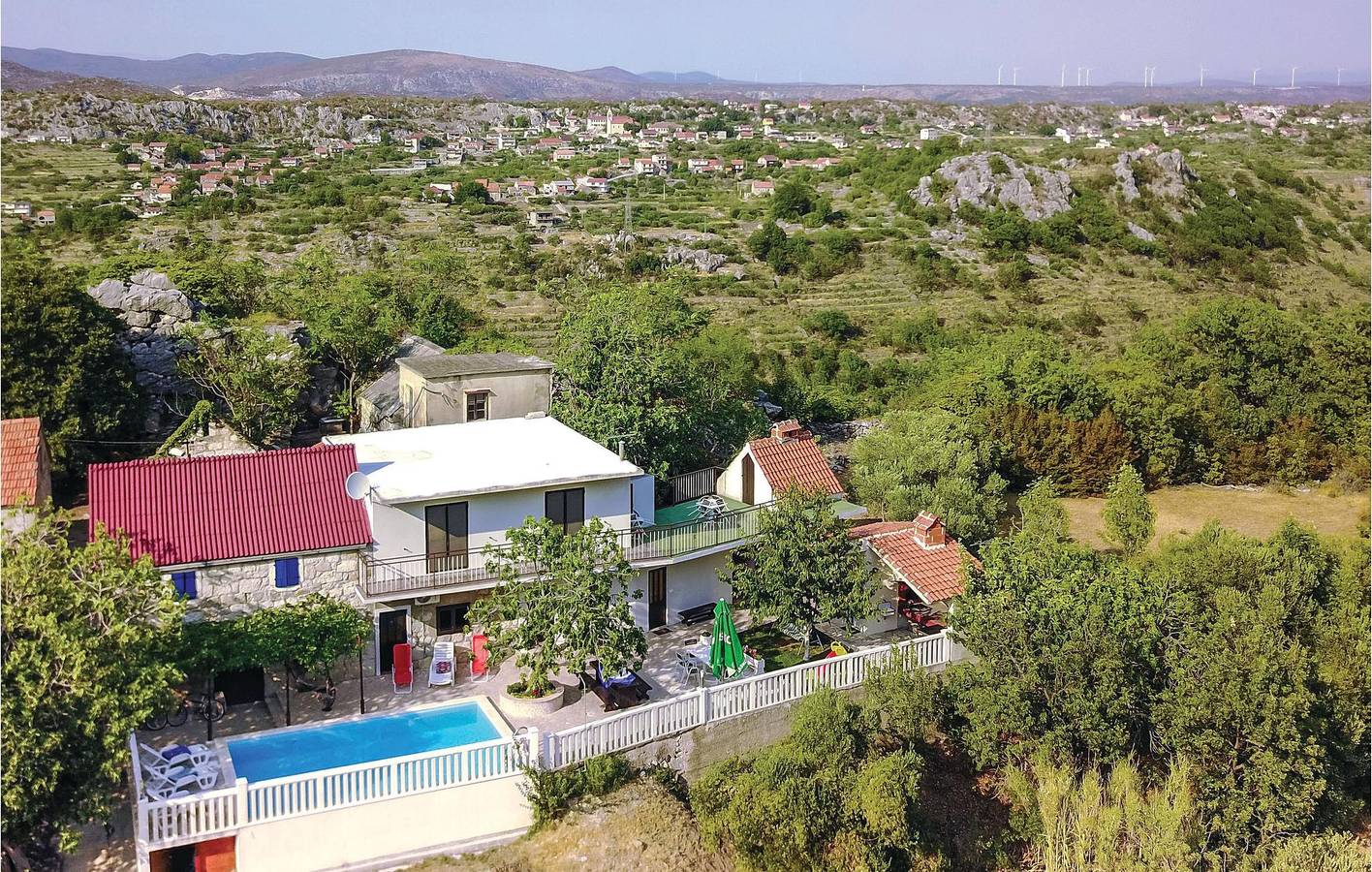 Vakantiehuis voor 8 personen met terras in Dalmatian Zagora