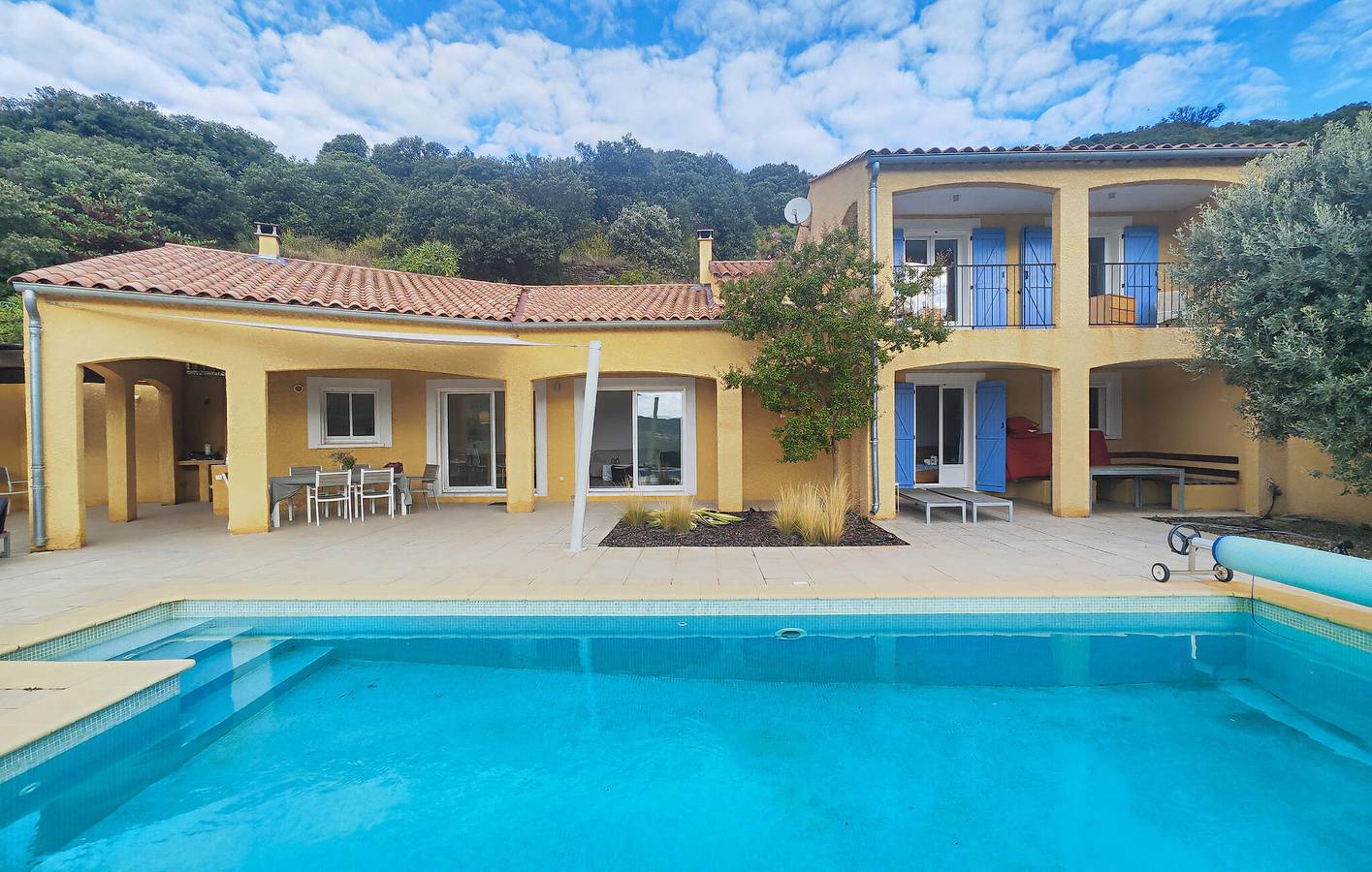 Retraite au bord de la rivière avec piscine et WiFi près de L'Orb in Roquebrun, Région de Béziers