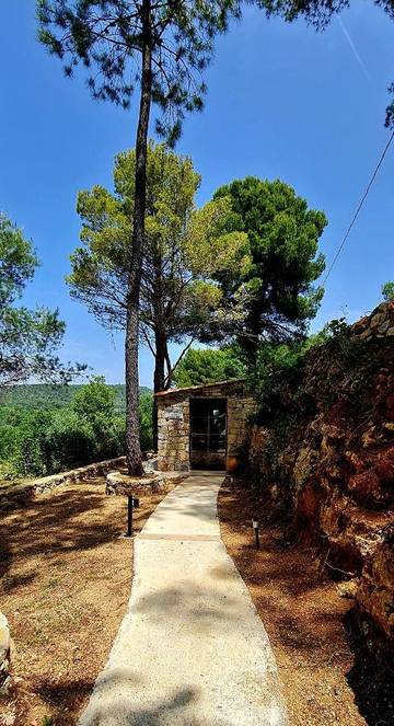 Chambre d’hôte pour 2 personnes, avec piscine ainsi que jardin et vue à Salernes