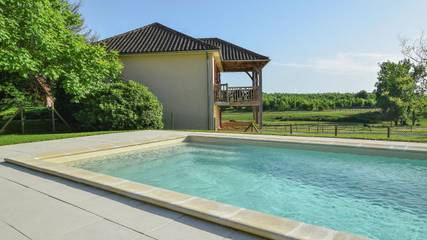 Location de vacances pour 6 personnes, avec piscine ainsi que terrasse et jardin, animaux acceptés à Saint-Médard-d'Excideuil