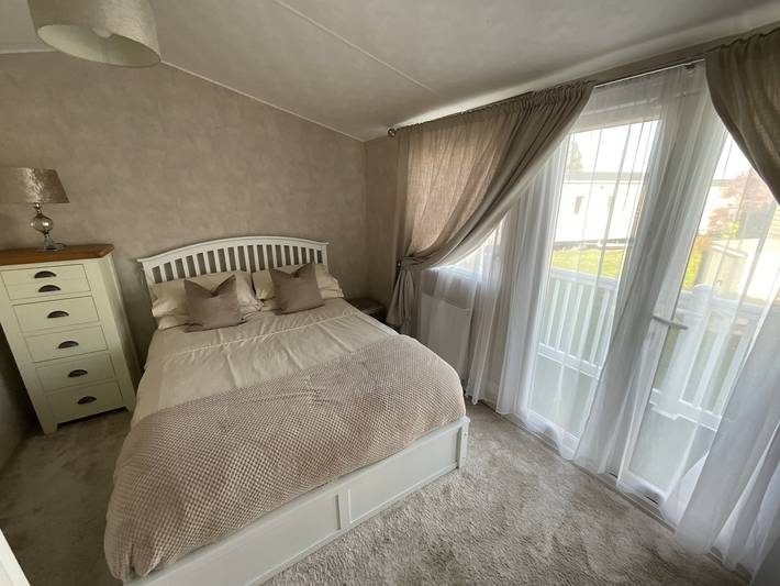 Seaview Caravan 2 Bedroom Sleeps 6 -WiFi -Smart Tv in Mersea Island, Colchester