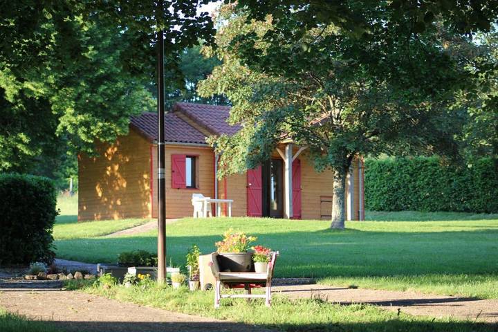 Parc de vacances pour 6 personnes, avec piscine et vue sur le lac ainsi que vue et jardin à Jumilhac-le-Grand - 3
