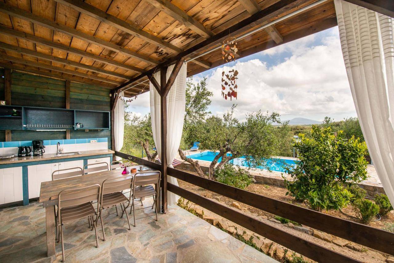 Hakuna Matata Holidays wooden lodge with airco & pool in Greek Olive Grove in Messenia