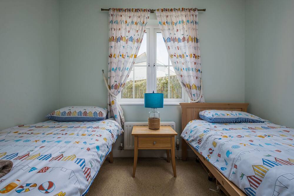 The White House -  a cottage that sleeps 9 guests  in 4 bedrooms in Camber, East Sussex