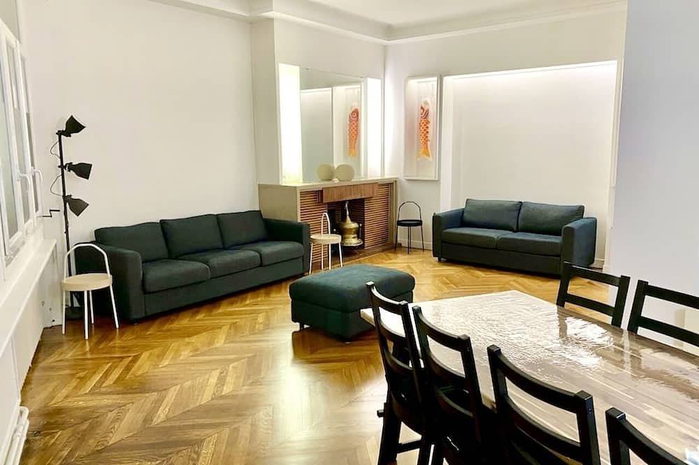 Appartement entier, Appartement de  120M2. 7 Lits. 5 minutes du Métro in Les Lilas, Seine-Saint-Denis