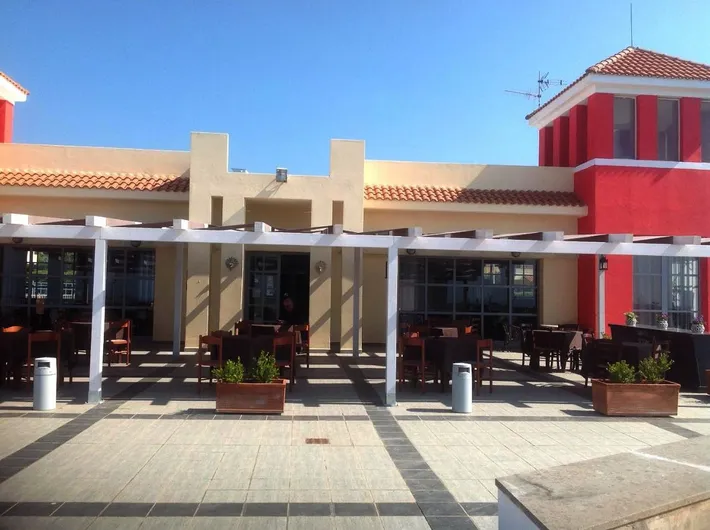 Hotel para 3 personas, con jardín además de piscina y vistas - 1