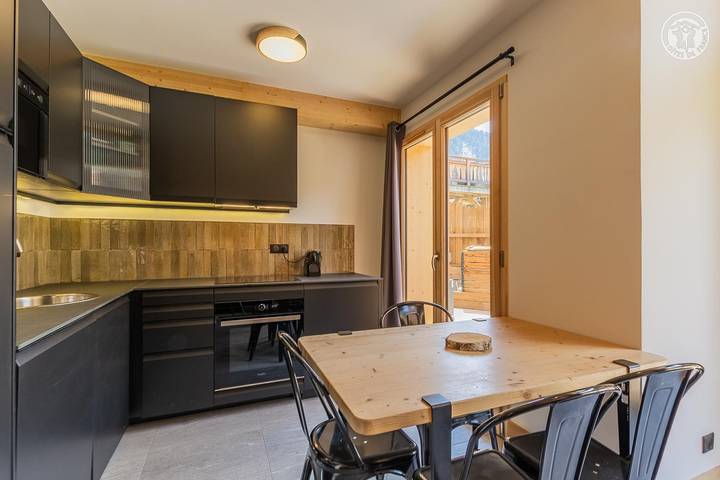 Gîte pour 4 personnes, avec jacuzzi ainsi que terrasse et sauna à Champagny-en-Vanoise - 2