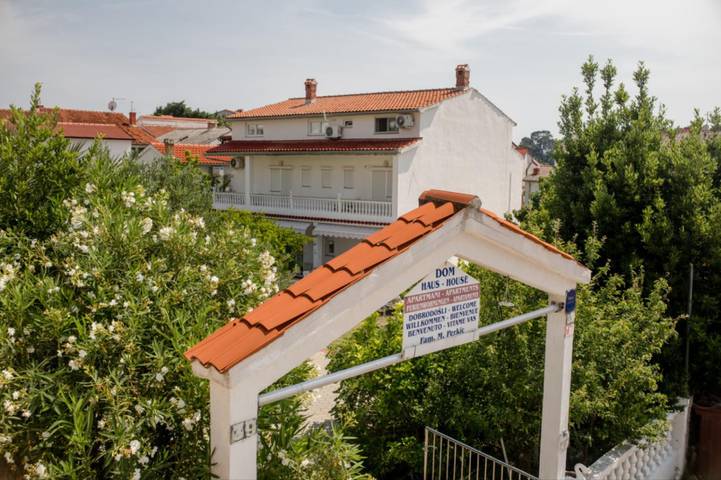 Ferienwohnung für 9 Personen, mit Garten und Terrasse, mit Haustier auf Rab