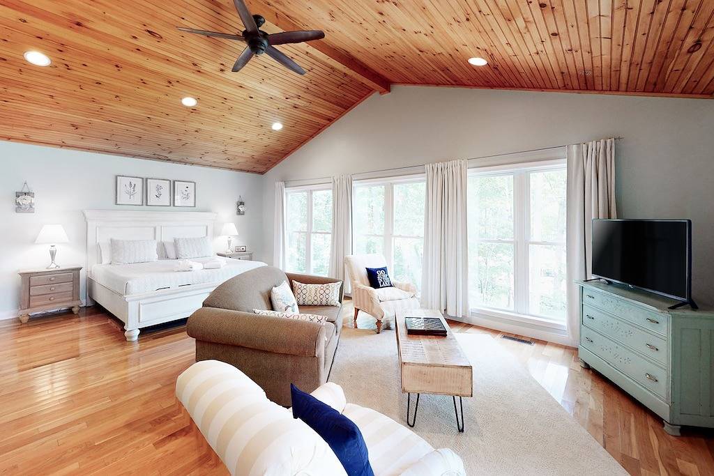 Haus am See mit Granit, Kamin, Seeblick & Dock! in Lake Anna