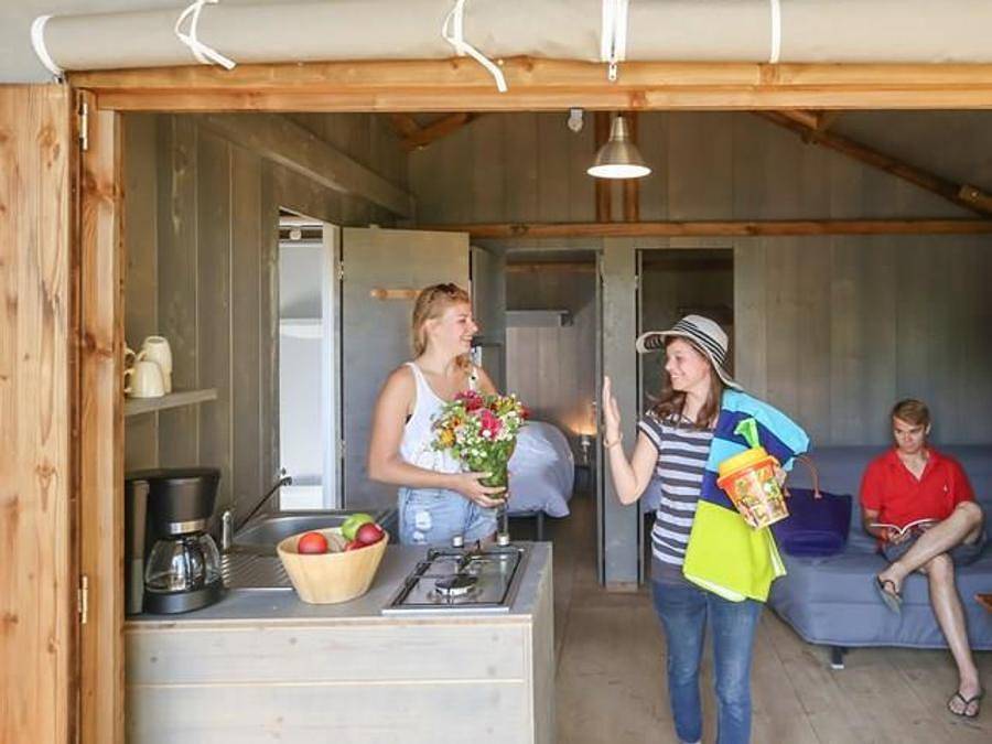 Flower Camping Le Conleau - Tente en toile et en bois 4 personnes - Cabane Lodge Bois sur pilotis Standard 38m² (2 chambres) dont terrasse couverte de 8m² in Vannes, Côte des Mégalithes