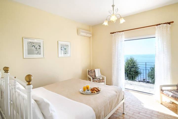 Peaceful Seafront Villa with Infinity Pool & Sea Access – Sleeps 12 in Mparmpati, Nissaki
