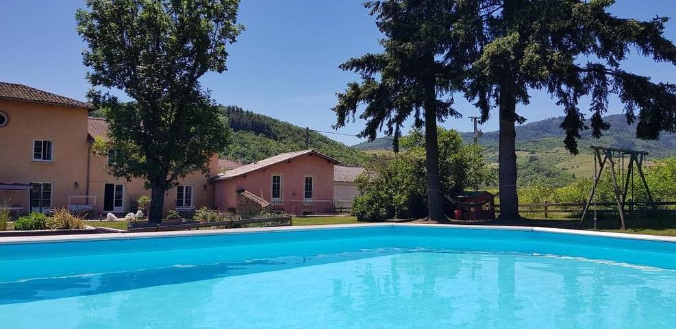 Gîte pour 6 personnes, avec terrasse ainsi que piscine et jardin, animaux acceptés dans Beaujolais