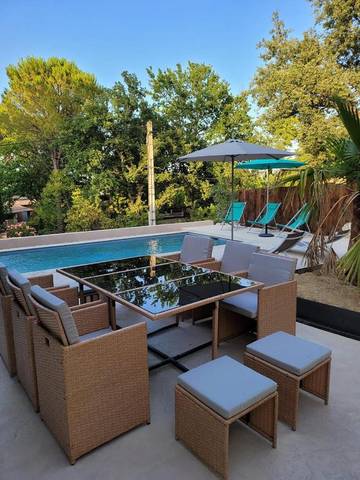 Location de vacances pour 6 personnes, avec vue ainsi que piscine et jardin à Saint-Paul-Trois-Châteaux