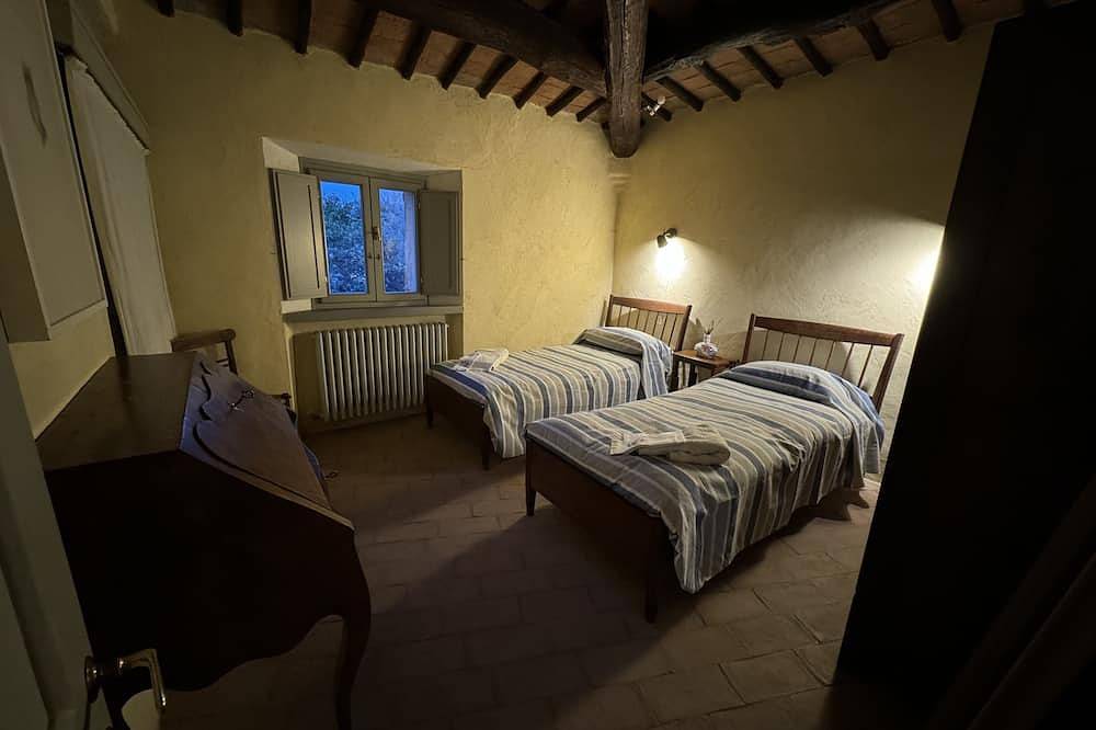 Podere Fontebernardi, authentic Tuscan farmhouse overlooking Pienza. in Pienza, Orciatal