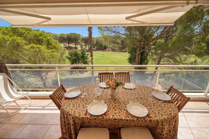 Gîte pour 4 personnes, avec piscine et balcon dans Golf et Tennis Club de Valescure