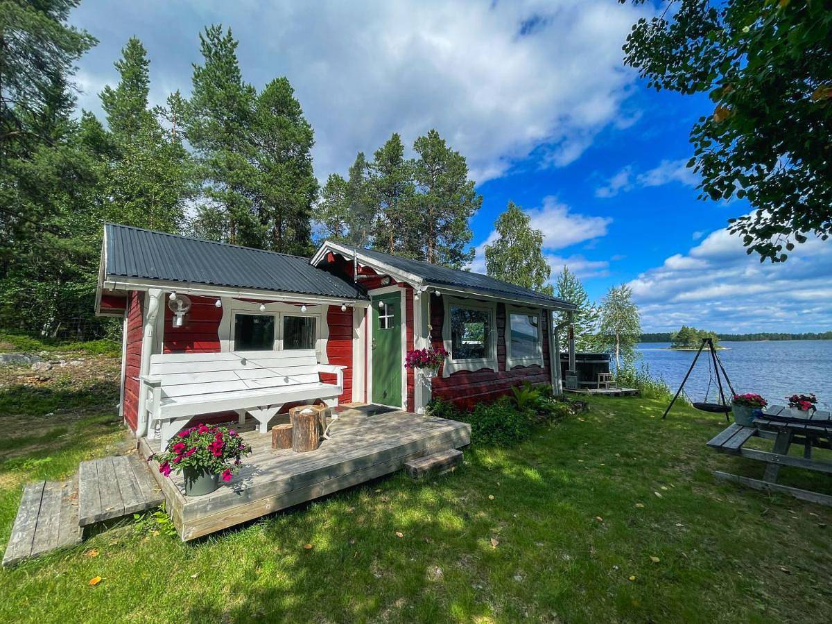 Laplandliv cabin on the lake in Lapland (Zweden)