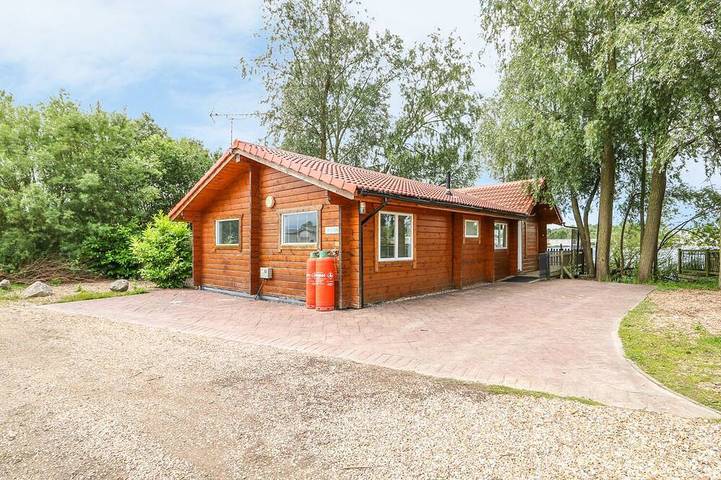 Log cabin for 8 people, with hot tub and garden, with pets in Tattershall