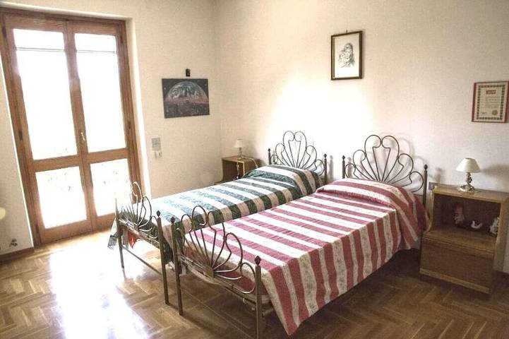 Amid olive trees, BBQ, garden, parking, 10 min to centre & motorway in Perugia, Perugia Provinz