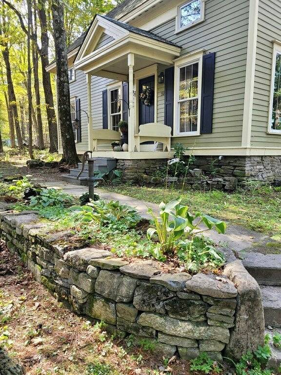 Located in the beautiful Heldebergs, This is a cute little house you will love. in Albany County